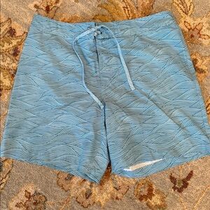 ✨ LIKE NEW ✨ men’s Southern Tide Blue Wave Patterned Swim Shorts, LARGE
